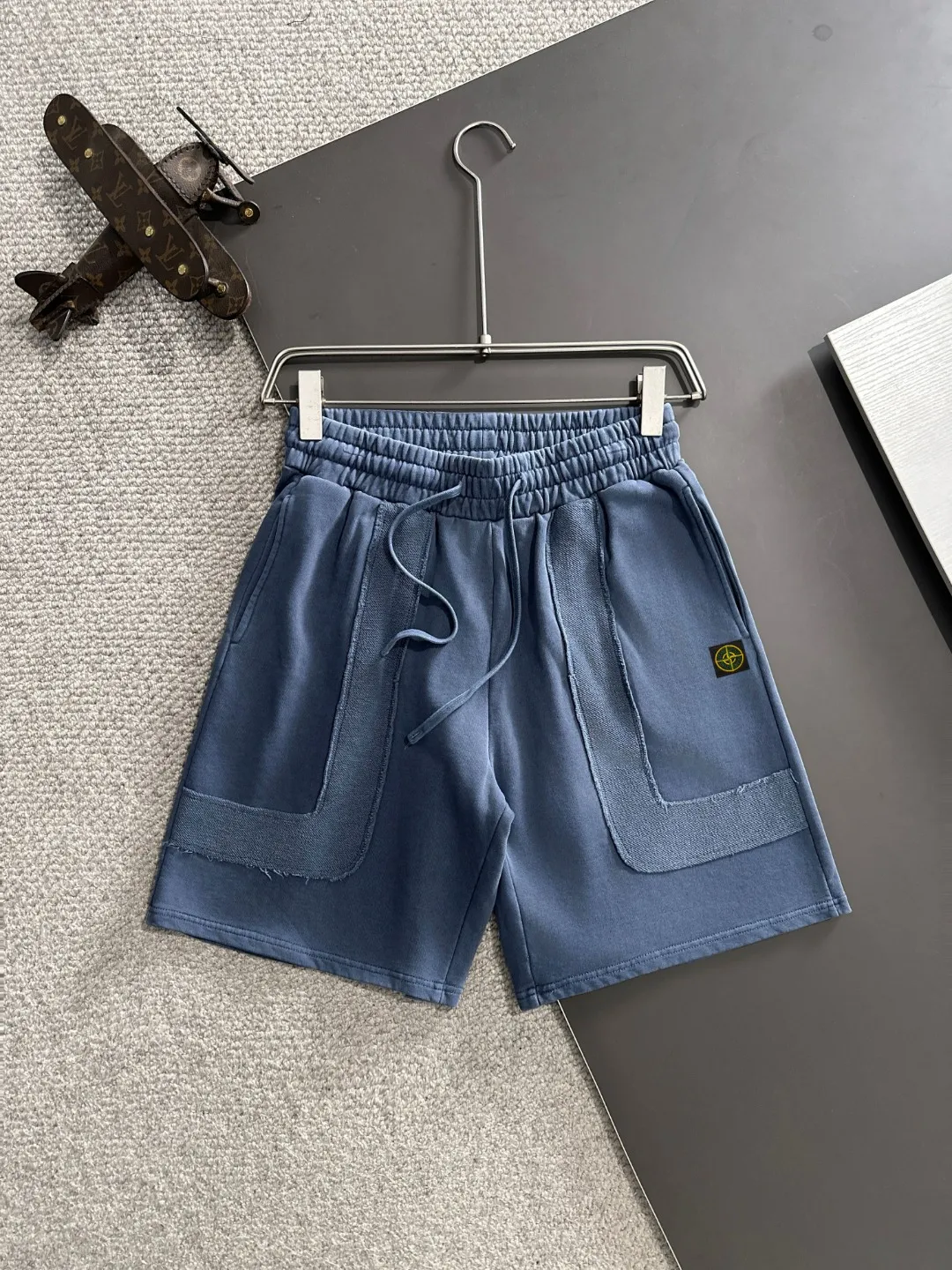 🅿️330 shipped next day, high-end goods, Stone Island 2025 spring and summer new elastic band casual heavy-duty washed loose shorts, made by imported machines from Italy, 1:1COPY with eyes closed. The hem of the trousers is hemmed with two needles, the stitching is fine and firm, and the custom-made fabrics are highly breathable and comfortable, with impeccable details. The brand element design concept reflects high quality. It feels delicate and soft! It presents a casual cut and the upper body shape is great! Size: S-XXL